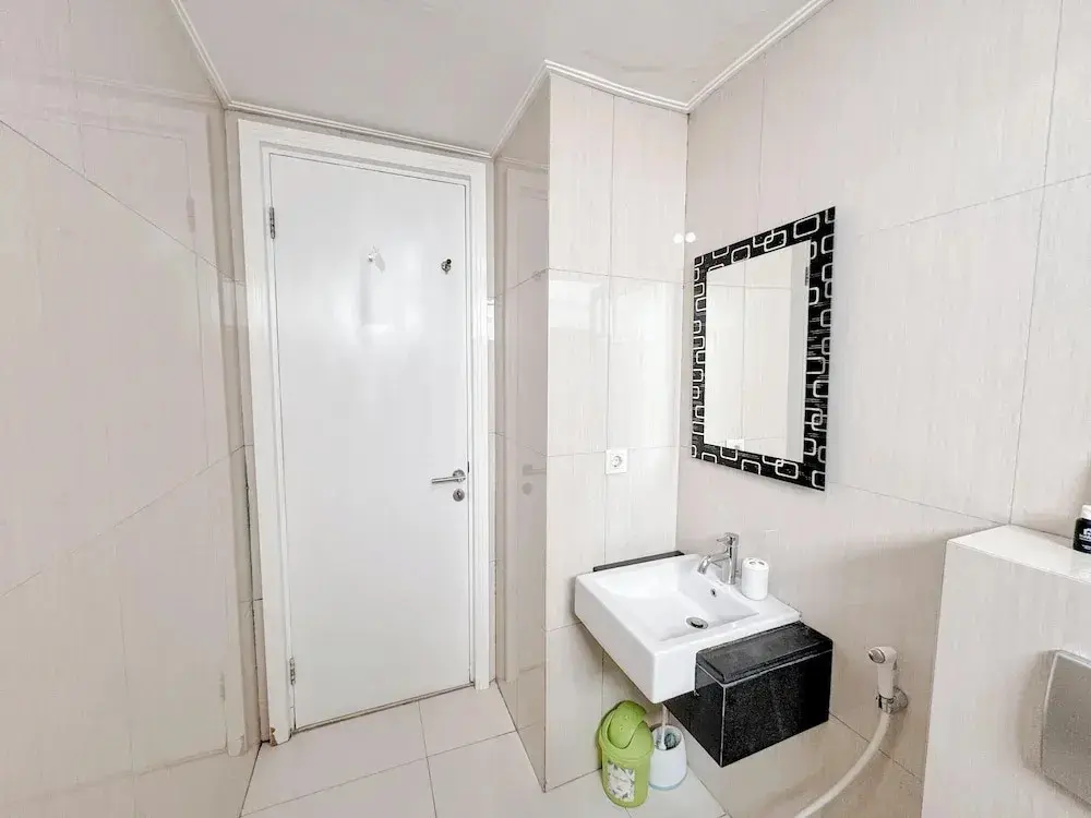 Сурабая: Restful And Simple 2Br At The Via And The Vue Apartment
