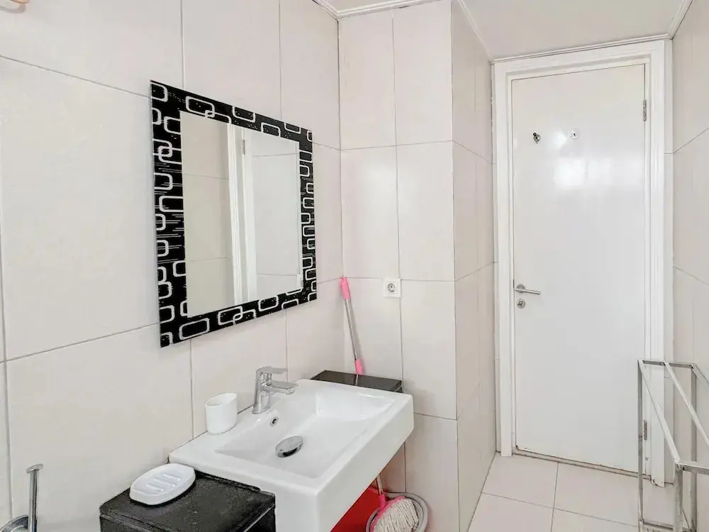 Сурабая: Restful And Simple 2Br At The Via And The Vue Apartment