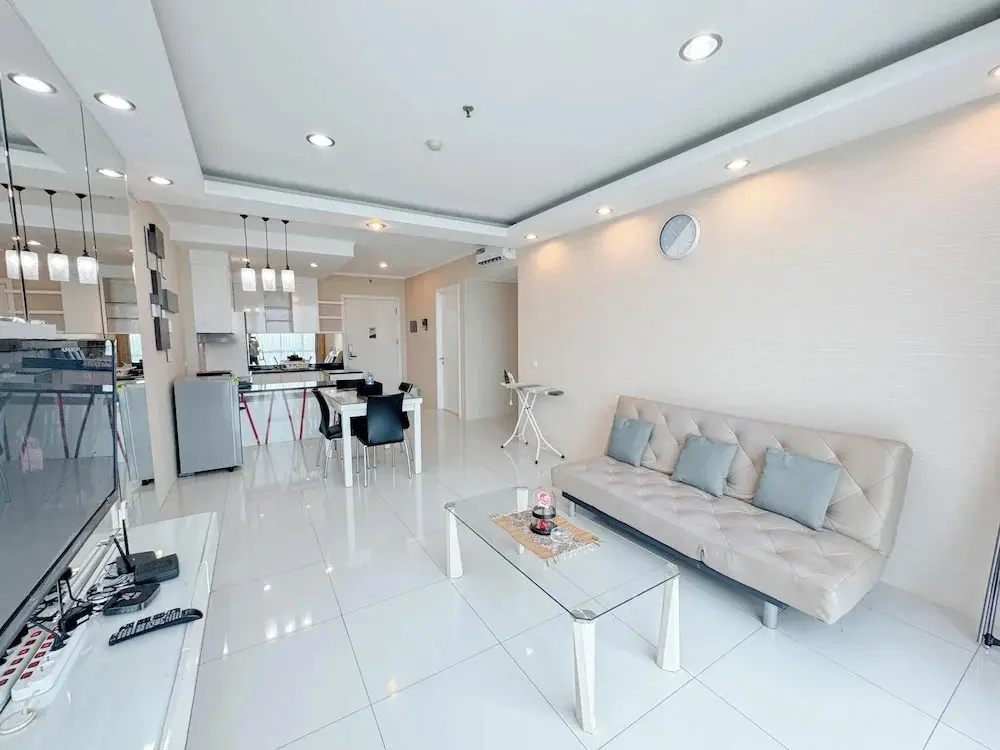 Сурабая: Restful And Simple 2Br At The Via And The Vue Apartment