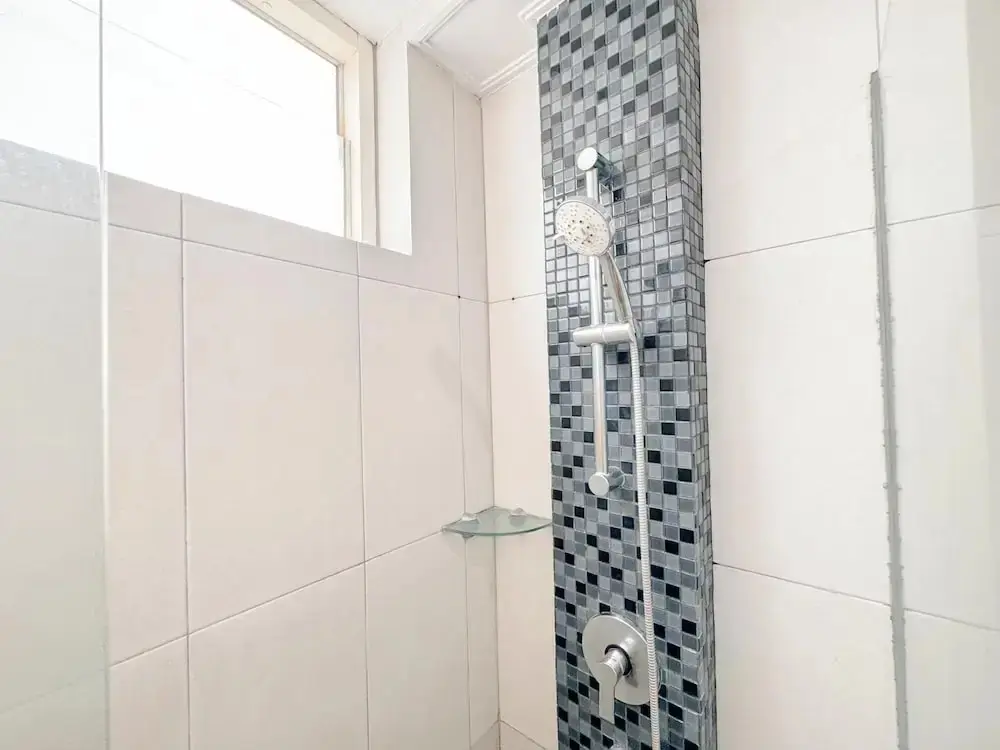 Сурабая: Restful And Simple 2Br At The Via And The Vue Apartment