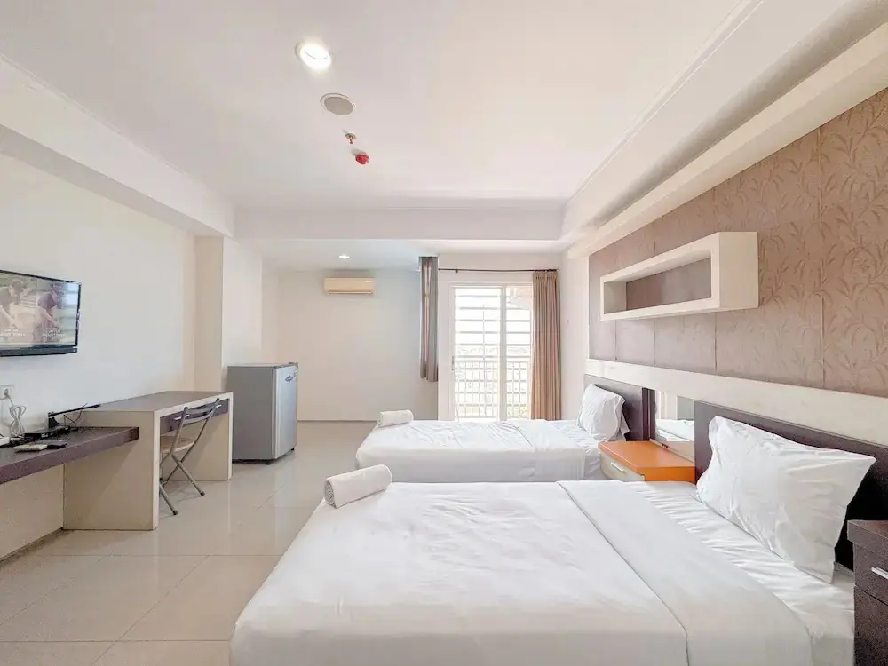 Сурабая: Best Price And Comfortable Living Studio At High Point Serviced Apartment