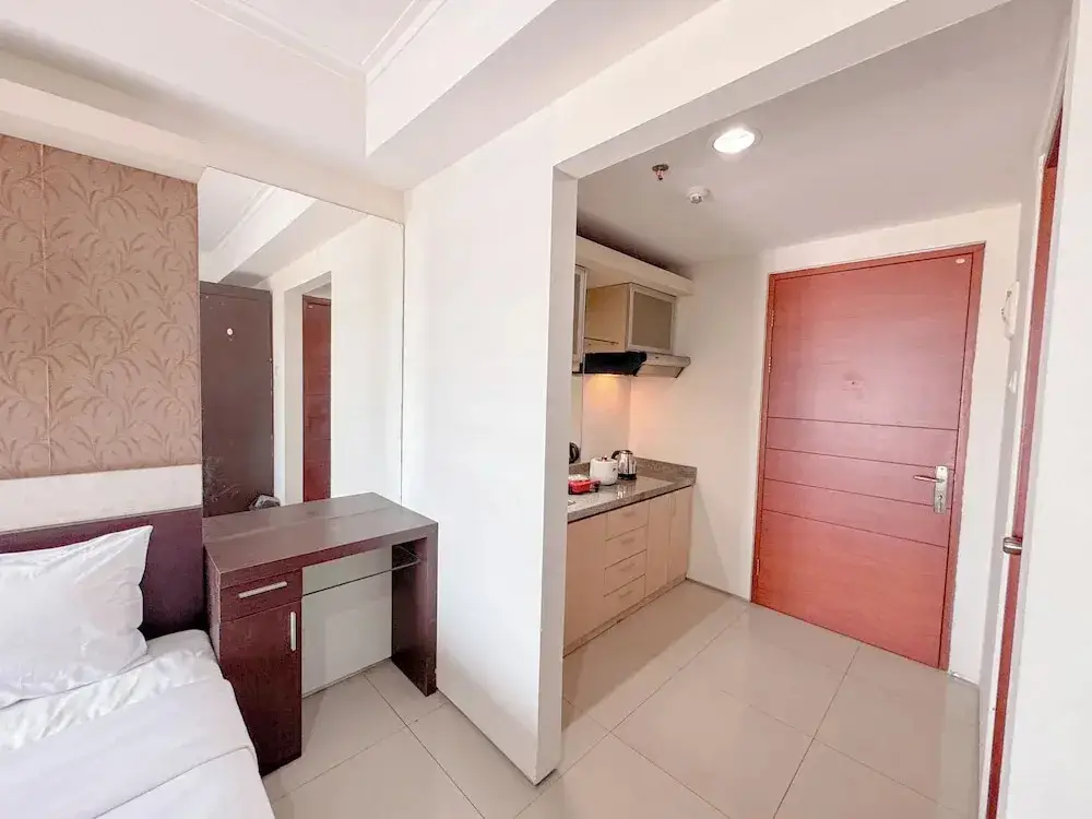 Сурабая: Best Price And Comfortable Living Studio At High Point Serviced Apartment