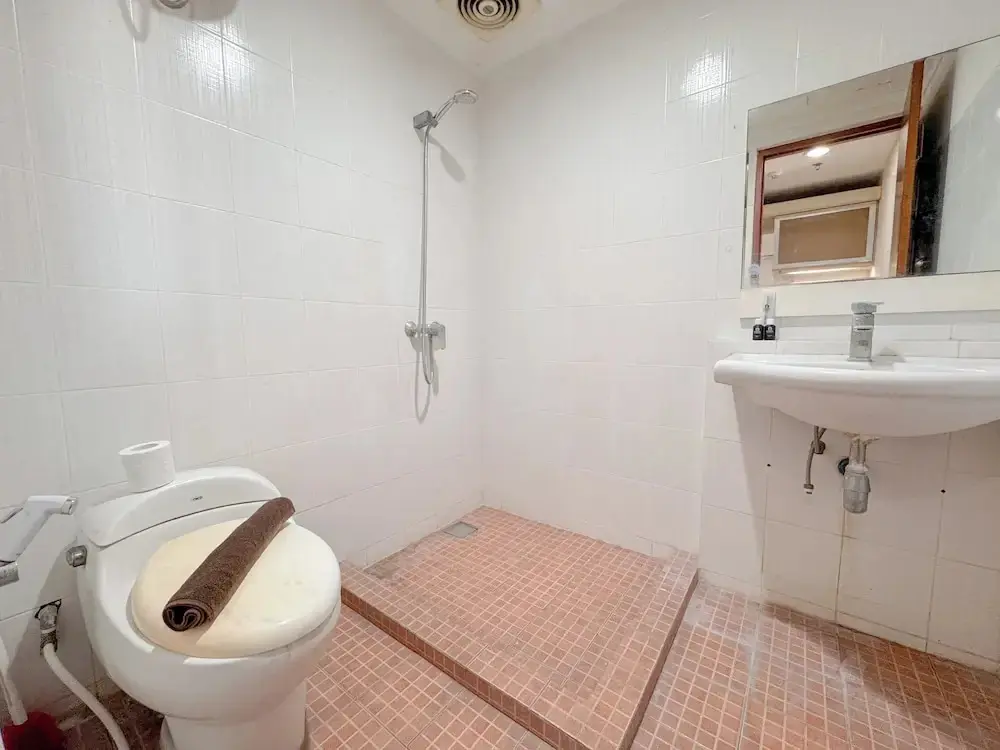 Сурабая: Best Price And Comfortable Living Studio At High Point Serviced Apartment