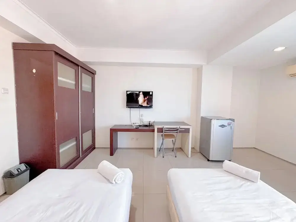 Сурабая: Best Price And Comfortable Living Studio At High Point Serviced Apartment