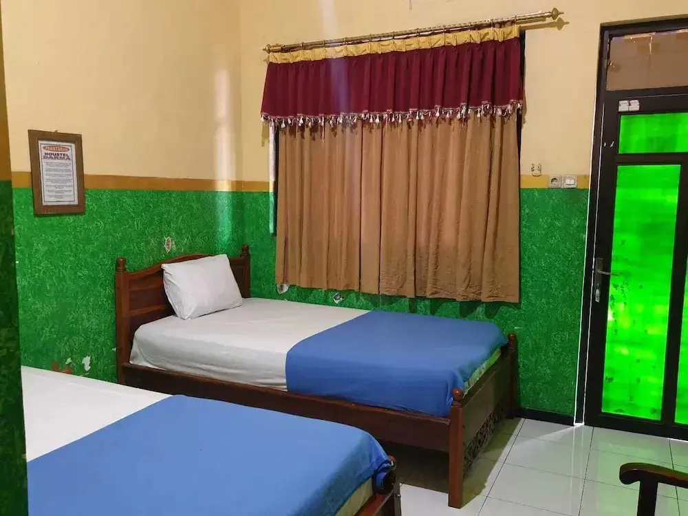 Проболинго: OYO 92693 Houstel Darma Syariah