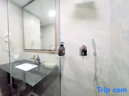 Батам: Near Ferry Terminal. COZY 02 Bedroom Condo. HarbourBay Residences.