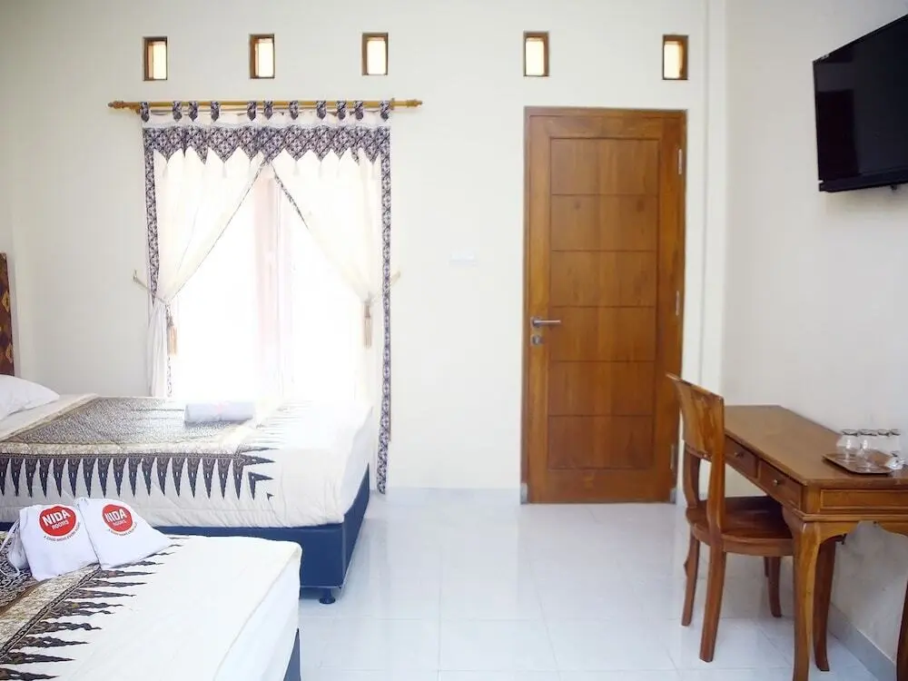 Ngaglik: NIDA Rooms Padma 23 Monjali Jogja at Guest House Ndalem Padma Asri