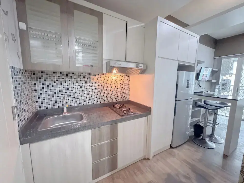 Сурабая: Comfortable Living And Good Place 1Br At Tanglin Supermall Mansion Apartment