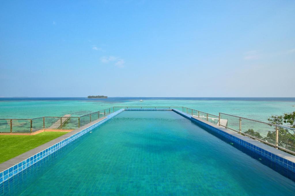 Синак: Royal Ocean View Beach Resort