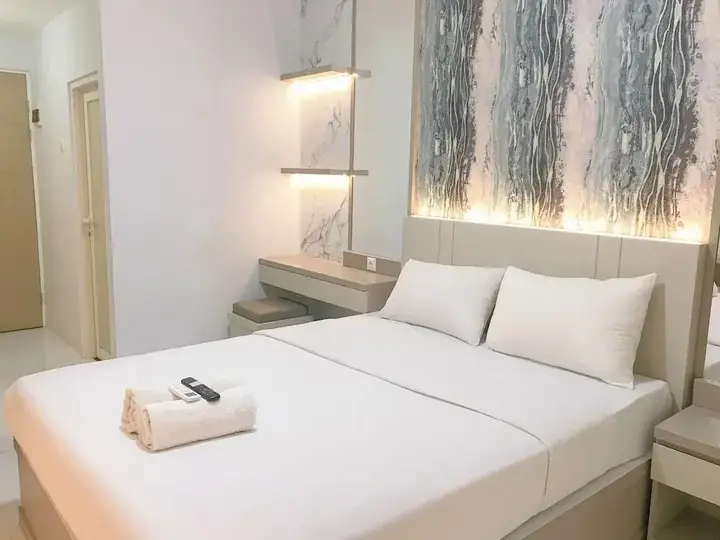 Сурабая: Modern Studio at Bale Hinggil Apartment