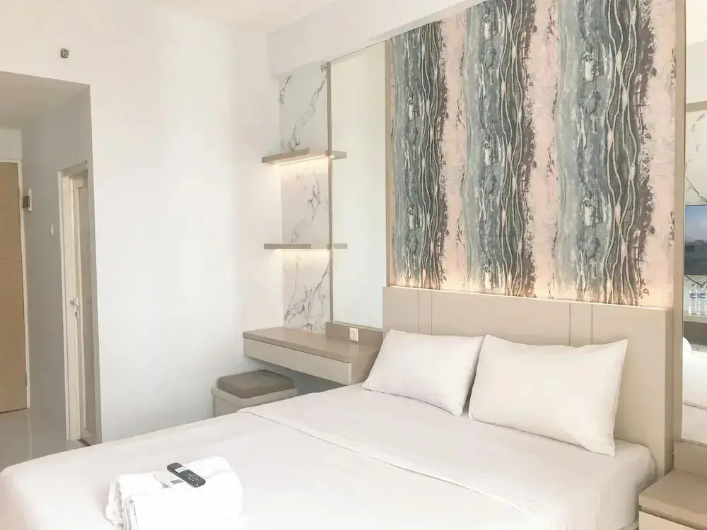 Сурабая: Modern Studio at Bale Hinggil Apartment