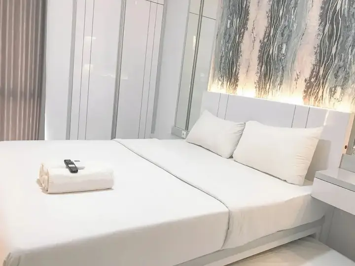 Сурабая: Wonderful Studio at Bale Hinggil Apartment