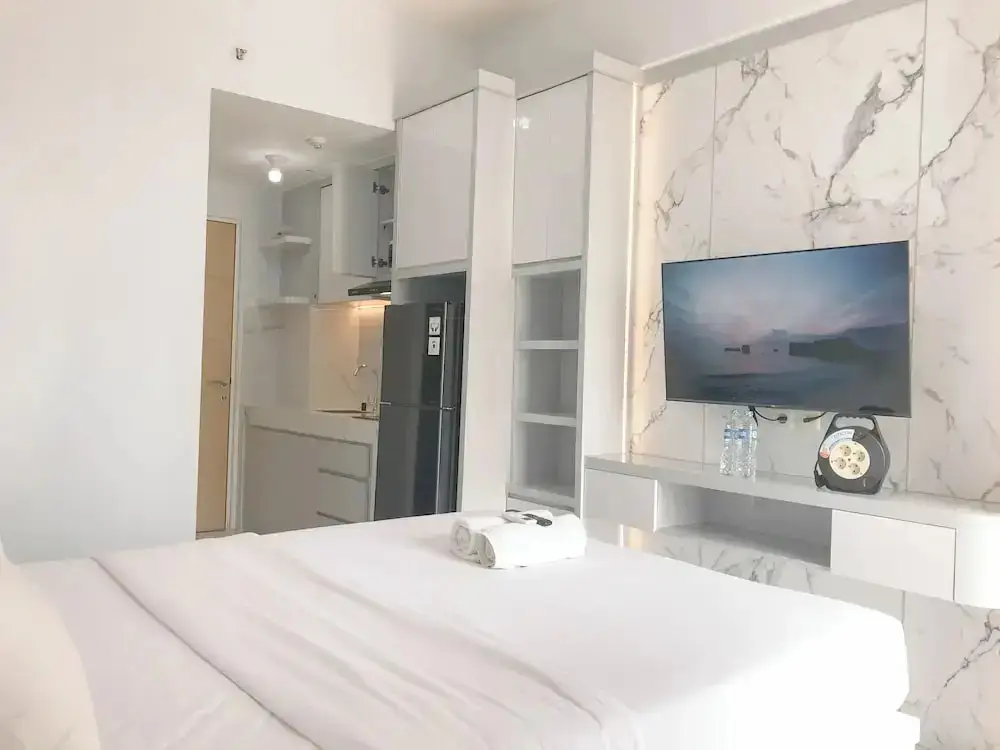 Сурабая: Wonderful Studio at Bale Hinggil Apartment