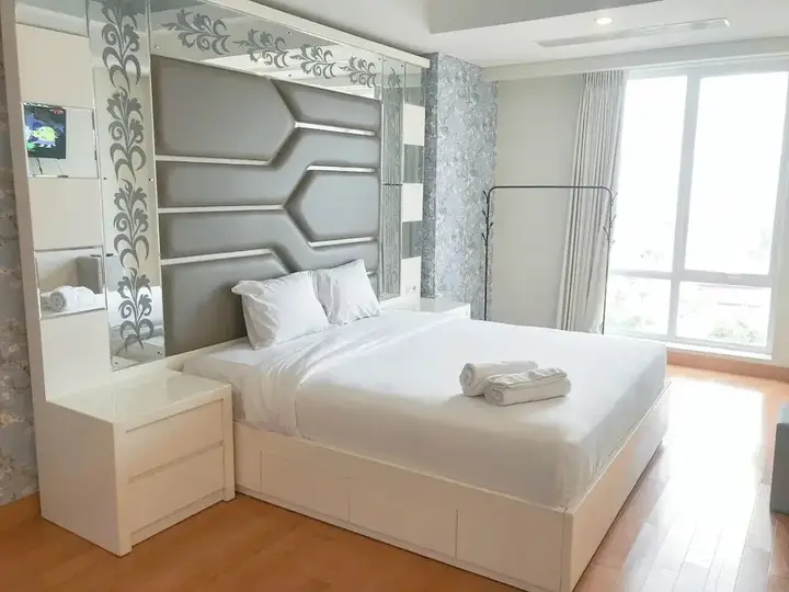 Сурабая: Spacious 1BR Apartment at One East Penthouse Residence