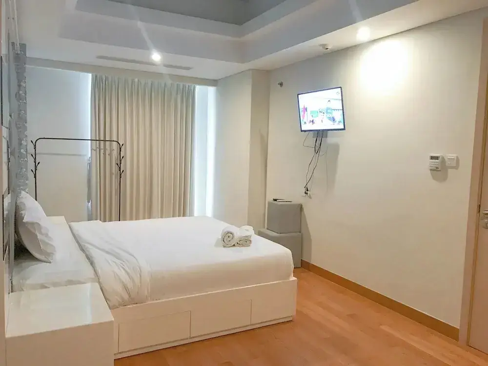 Сурабая: Spacious 1BR Apartment at One East Penthouse Residence