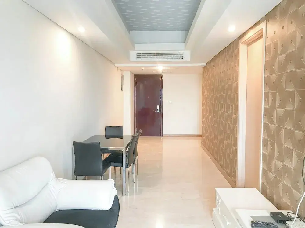 Сурабая: Spacious 1BR Apartment at One East Penthouse Residence