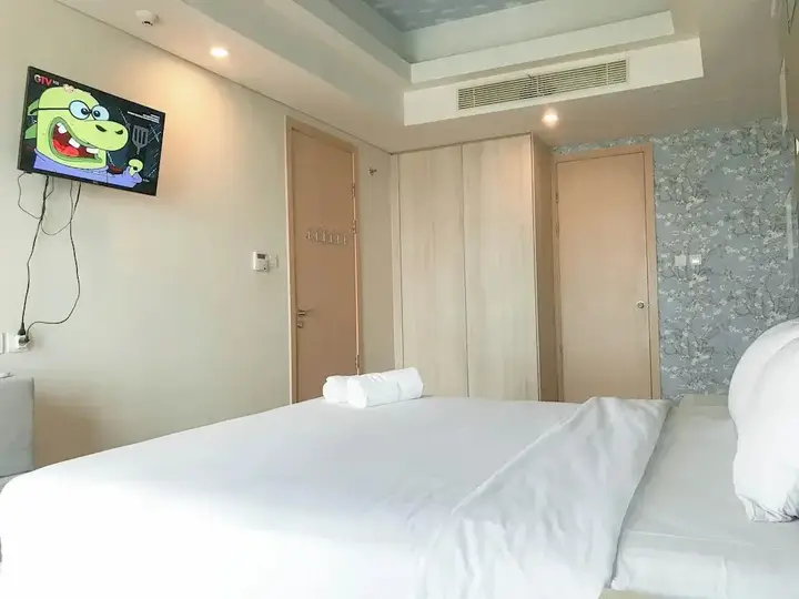 Сурабая: Spacious 1BR Apartment at One East Penthouse Residence