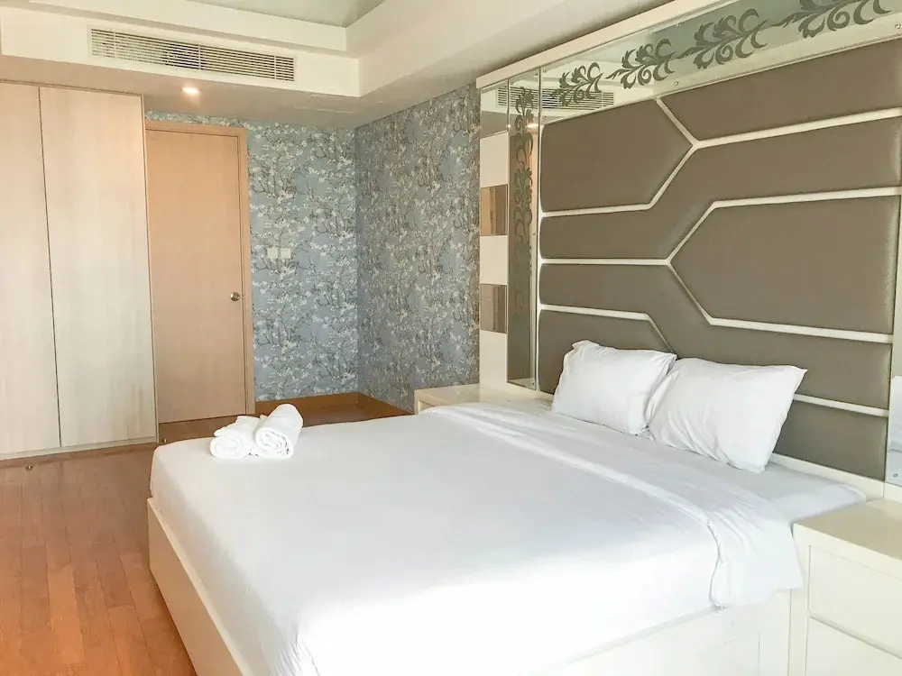Сурабая: Spacious 1BR Apartment at One East Penthouse Residence