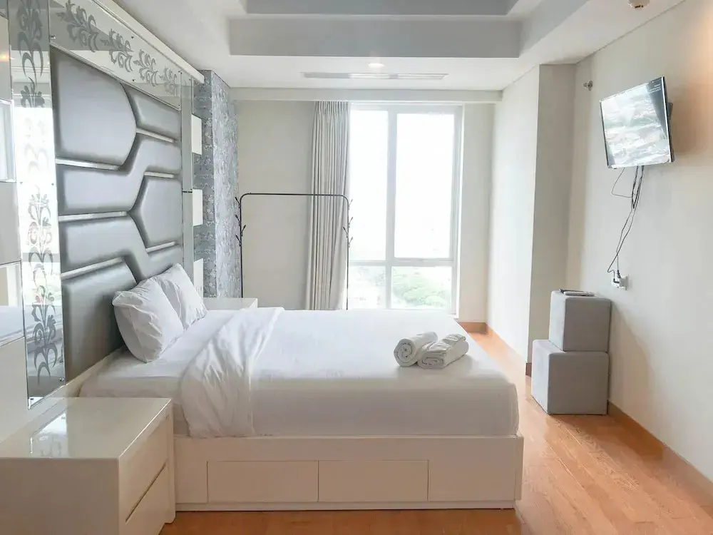 Сурабая: Spacious 1BR Apartment at One East Penthouse Residence