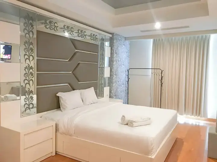 Сурабая: Spacious 1BR Apartment at One East Penthouse Residence
