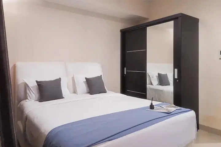 Legok: Spacious and Homey Studio Room Paramount Skyline Apartment