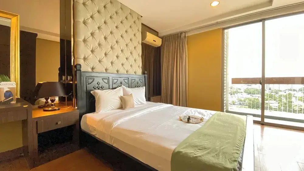 Джакарта: Elegant and Spacious Studio at Kemang Mansion Apartment