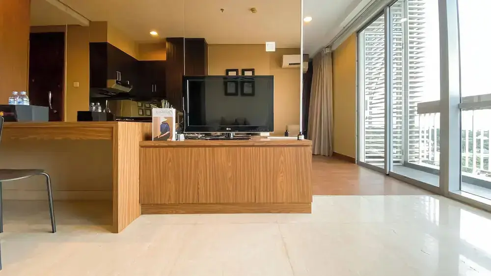 Джакарта: Elegant and Spacious Studio at Kemang Mansion Apartment