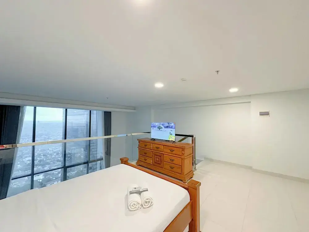 Сурабая: Spacious and Modern Studio SOHO Apartment at VieLoft SOHO and SKY Residence