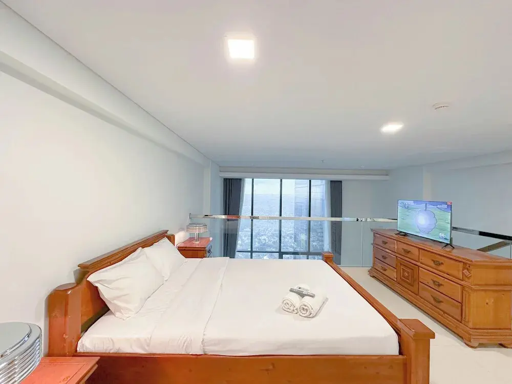 Сурабая: Spacious and Modern Studio SOHO Apartment at VieLoft SOHO and SKY Residence