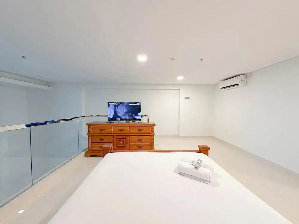 Сурабая: Spacious and Modern Studio SOHO Apartment at VieLoft SOHO and SKY Residence