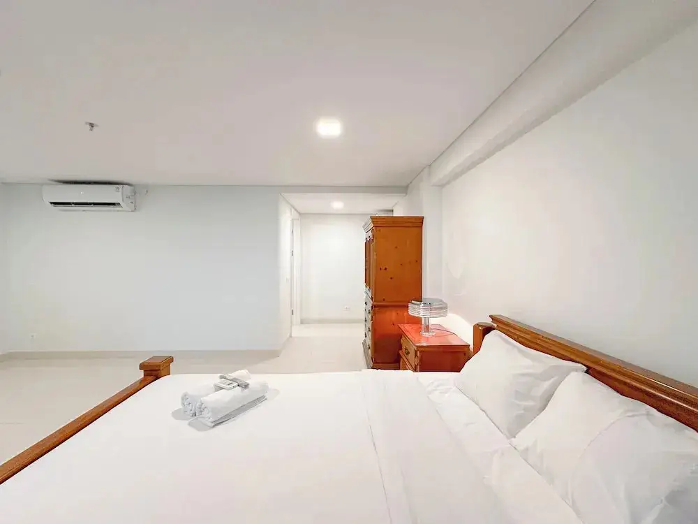 Сурабая: Spacious and Modern Studio SOHO Apartment at VieLoft SOHO and SKY Residence