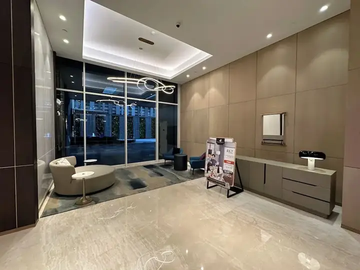 Сурабая: Spacious and Modern Studio SOHO Apartment at VieLoft SOHO and SKY Residence