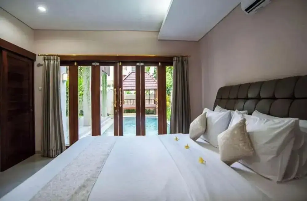 Кута: Huge Two Storey 4 Bed 4 Bath Villa With Pool Right in the Heart of Seminyak