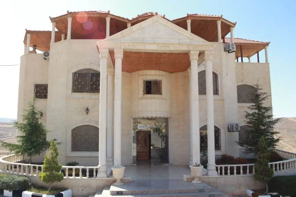 Deluxe Villa Guest House — фото 1