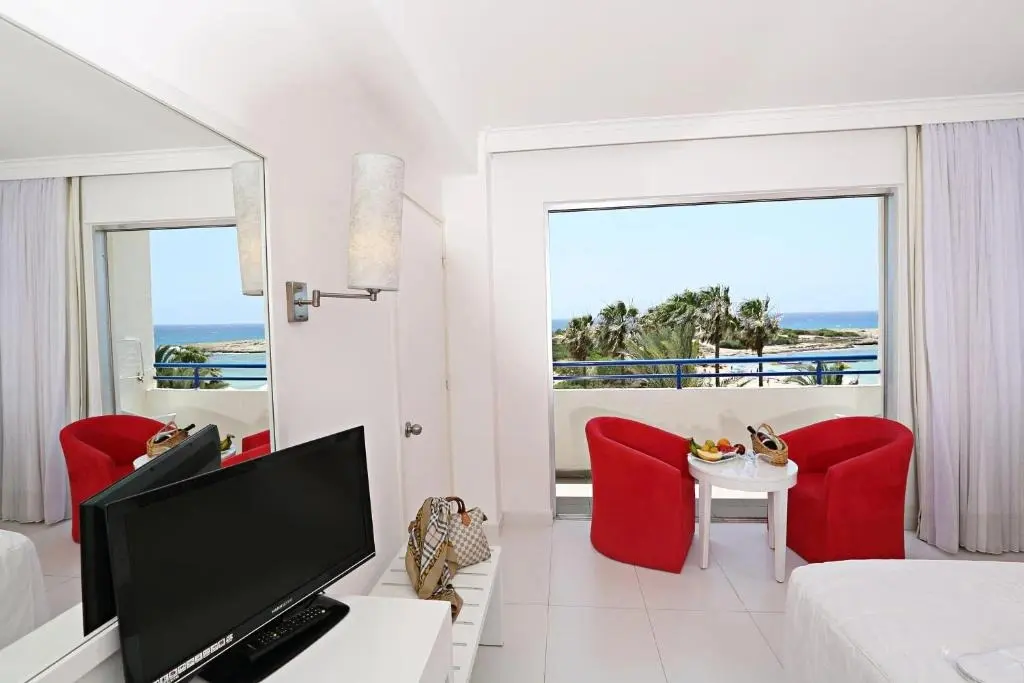 Айя-Напа: Dome Beach Marina Hotel & Resort