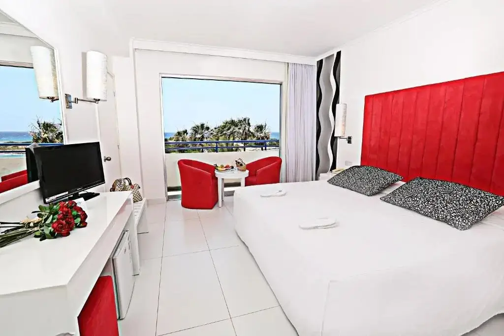 Айя-Напа: Dome Beach Marina Hotel & Resort