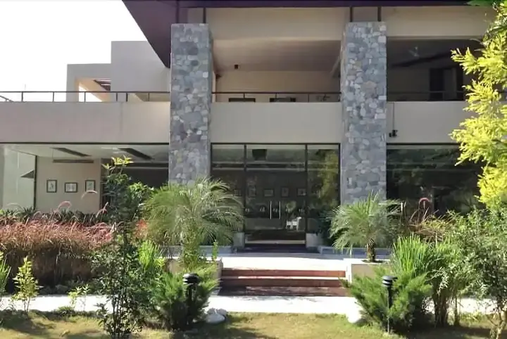 Наинитал: Abn Sarovar Portico Jim Corbett