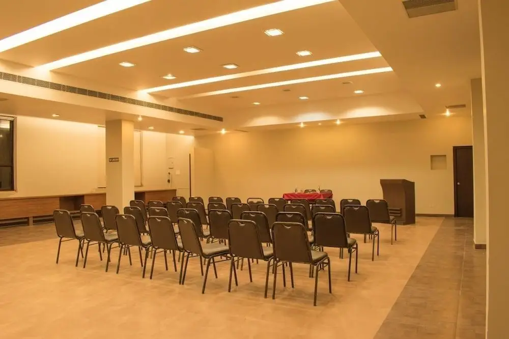 Наинитал: Abn Sarovar Portico Jim Corbett