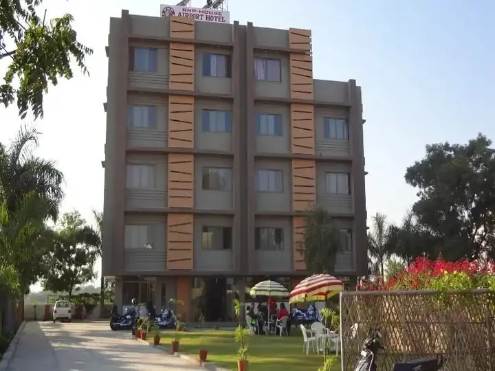 Удаипур: SNP House Airport Hotel & Restaurant