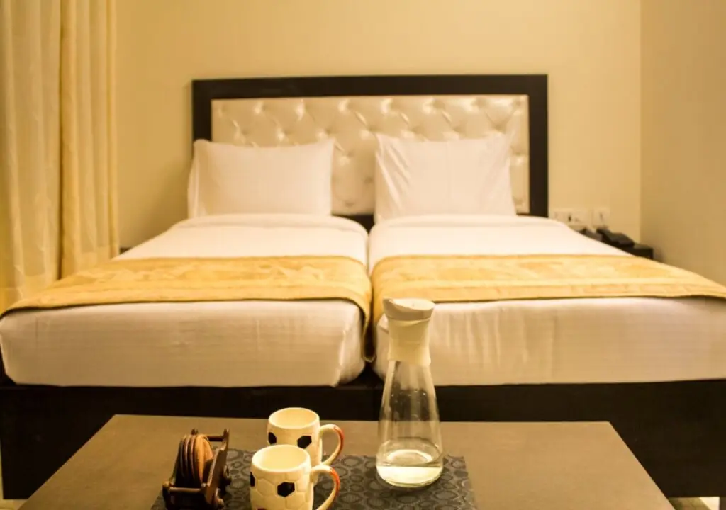 Нойда: IVY Hotel