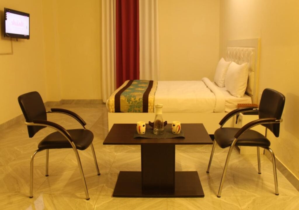 Нойда: IVY Hotel