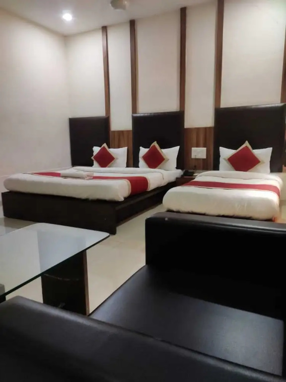 Патан: Hotel Luxura