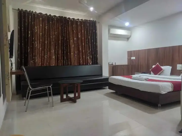 Патан: Hotel Luxura