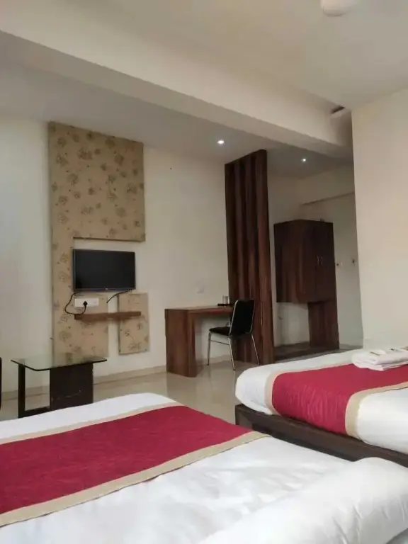 Патан: Hotel Luxura