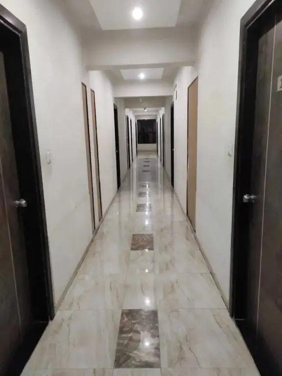 Патан: Hotel Luxura