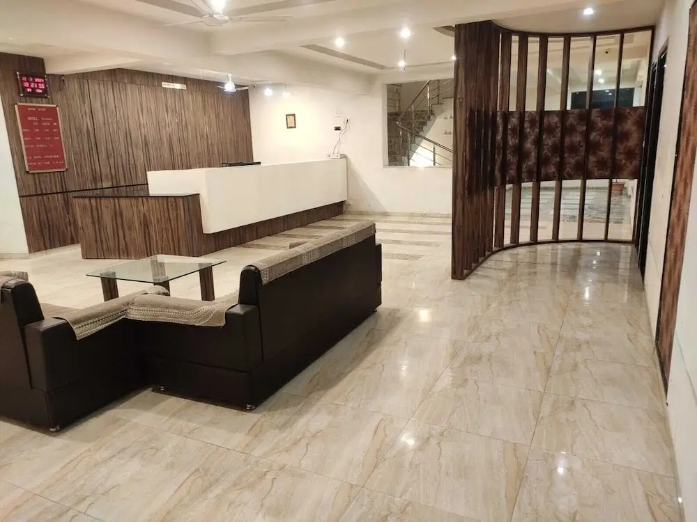 Патан: Hotel Luxura
