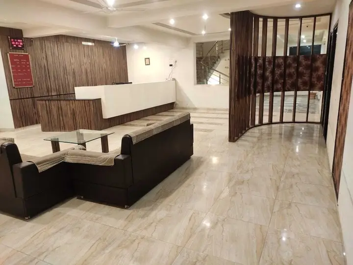 Патан: Hotel Luxura