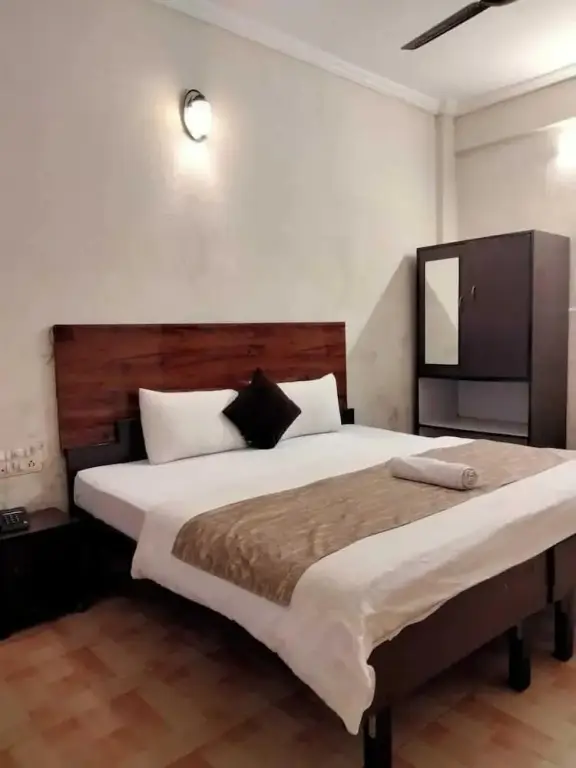 Нерал: Hotel Sarika