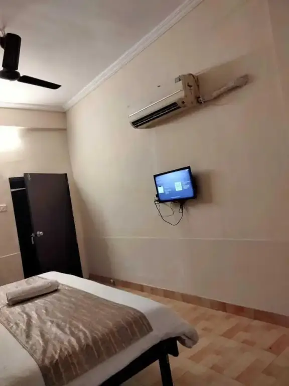 Нерал: Hotel Sarika