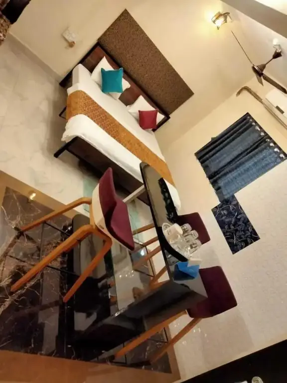 Нерал: Hotel Sarika
